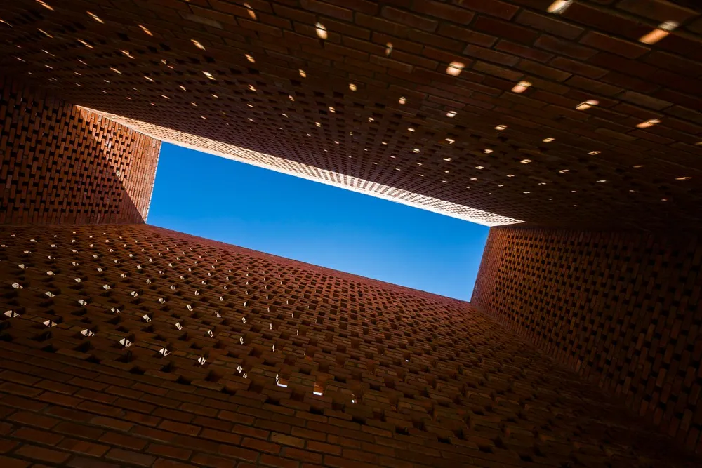 Khoảng trống giữa nhà là cách lấy sáng và gió trời vào nhà.