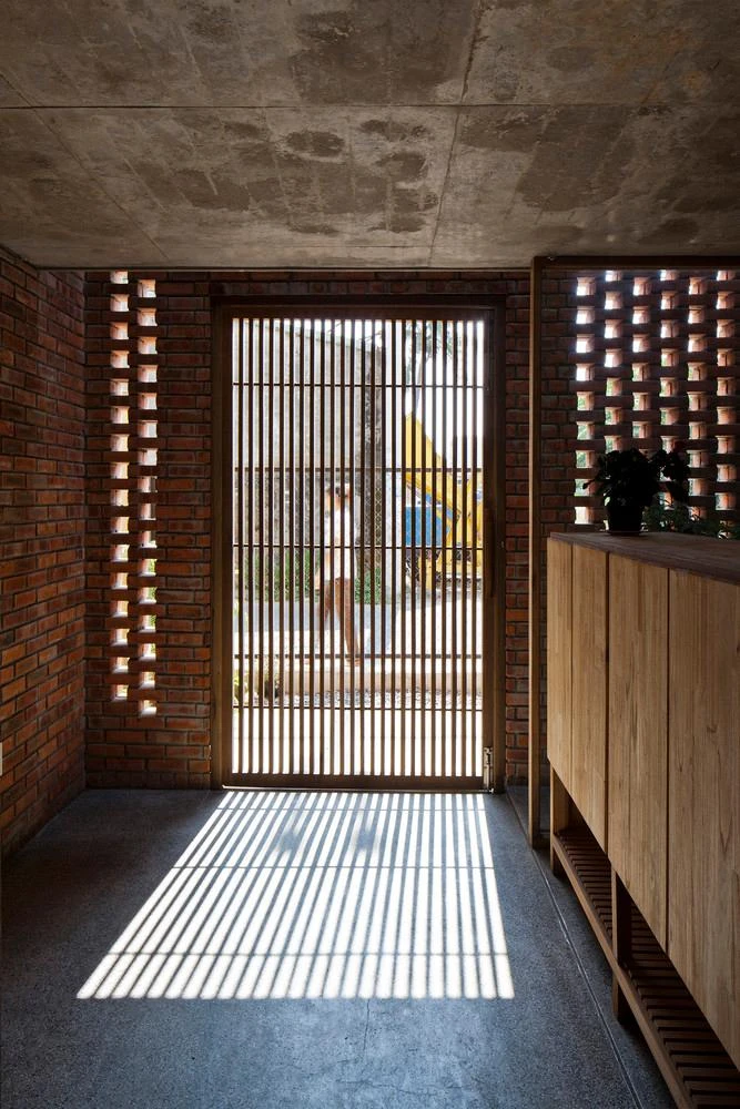 Tất cả nội thất đều được làm bằng gỗ từ mái của ngôi nhà cũ, giúp tiết kiệm đáng kể tổng chi phí xây dựng thực tế.