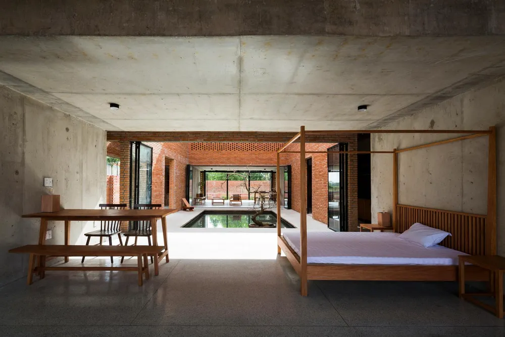 Ngôi nhà truyền thống được kéo dài từ trước ra sau tạo ra các không gian chức năng liên hoàn.