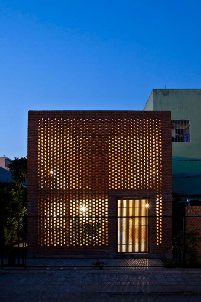 Ngôi nhà chủ yếu được xây dựng bằng gạch nung cũng là một loại vật liệu truyền thống của địa phương.