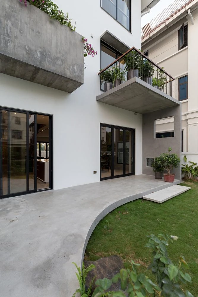 Thiết kế sân trước rộng, bố trí thêm mảng xanh nhằm giảm lượng nhiệt bức xạ và giảm khói bụi, tiếng ồn, vào nhà.