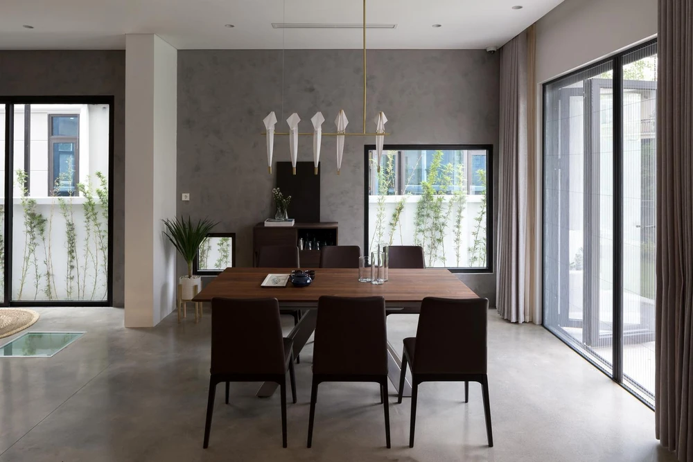 Việc sử dụng nhiều cửa kính lớn trong thiết kế khiến nhà bếp và khu vực ăn uống tràn đầy ánh sáng tự nhiên.