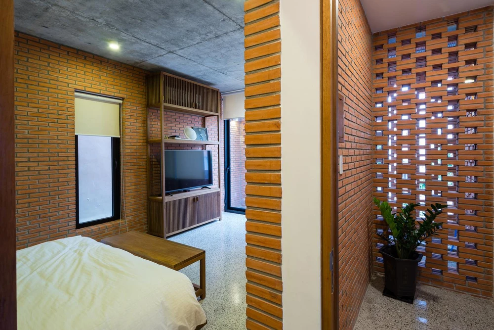 Lầu một dành cho phòng ngủ master đầy đủ tiện nghi như phòng tắm, phòng quần áo lớn và một góc làm việc nhỏ.