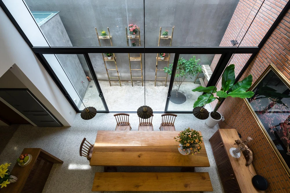 Kiến trúc sư đề xuất giải pháp kết nối giữa khe sáng, tầng lửng và không gian thông tầng lớn kết hợp với việc mở ô cửa lớn kết nối giữa sân trước.