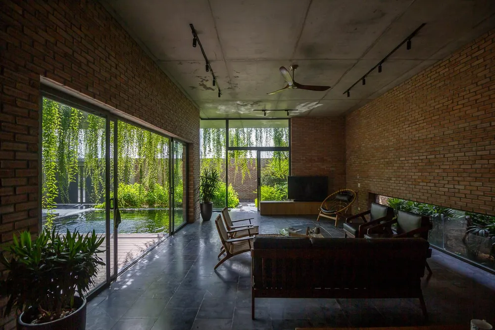 Từ mọi vị trí trong nhà, mọi người có thể nhìn thấy nhau và nhìn thấy cây cối, mặt nước, hồ cá…