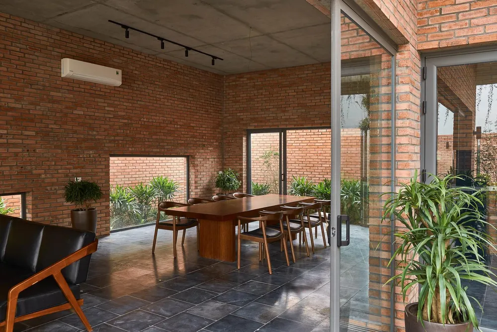 Vật liệu chính trong ngôi nhà là gạch đỏ và bê tông trần tạo cảm giác mộc mạc, gần gũi