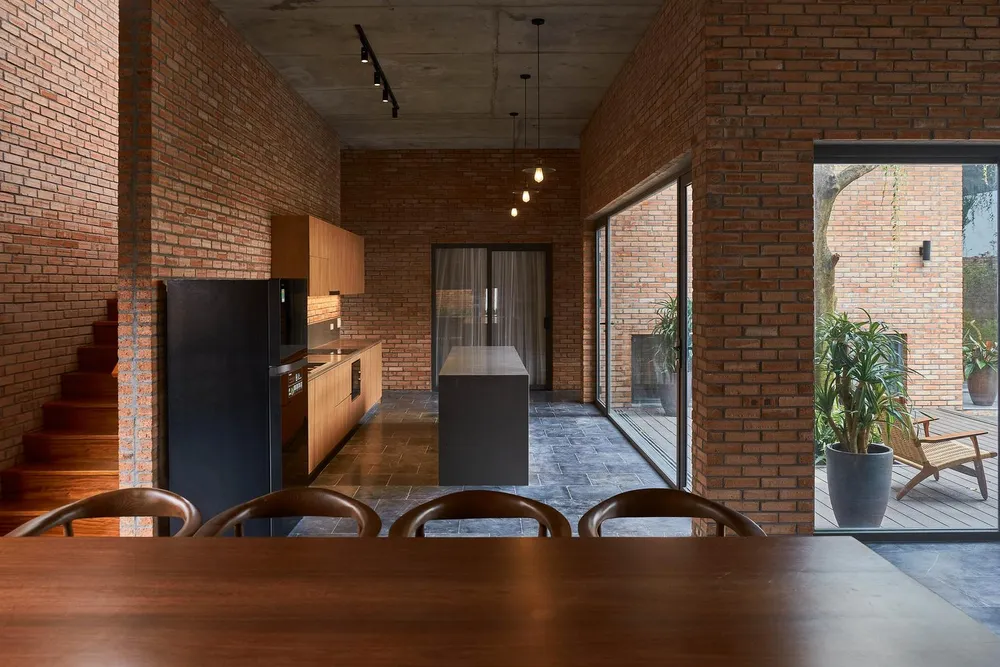 Bếp, bàn ăn thiết kế mở, thoáng mát kết nối với thiên nhiên bên ngoài.