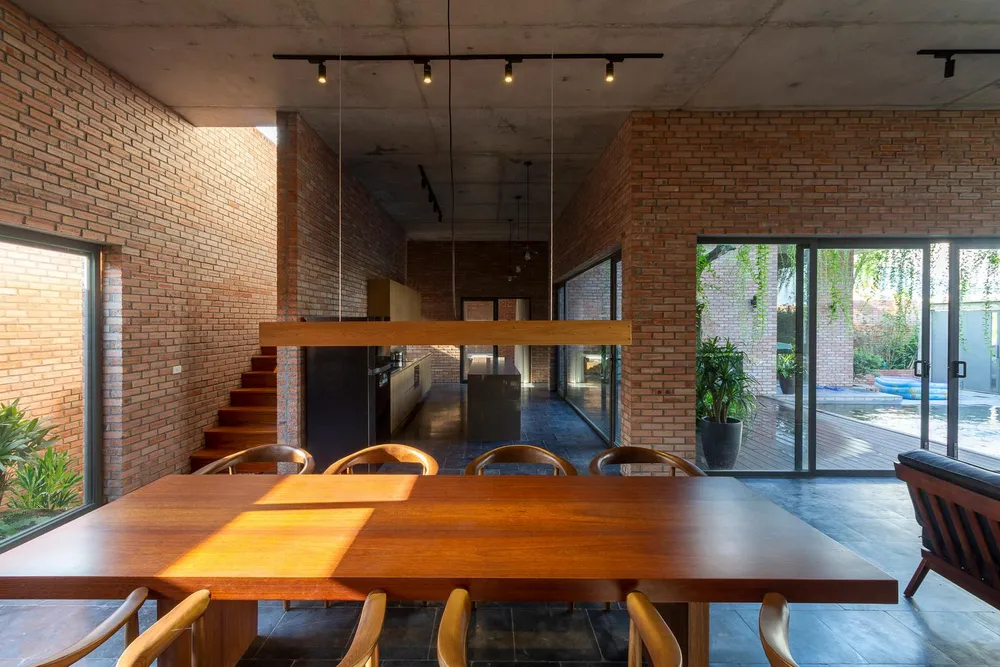 Mọi không gian đều có sự kết nối với thiên nhiên thông qua hệ cửa kính lớn.