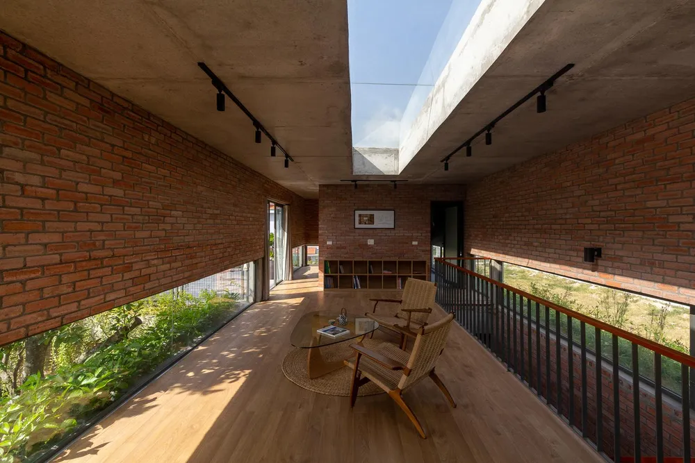 Không gian trở nên trong lành, mát mẻ nhờ giải pháp kiến trúc độc đáo lấy nắng và gió.