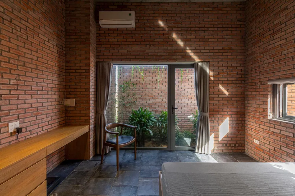 Ngôi nhà sử dụng phương pháp đơn giản, những vật liệu phổ biến của địa phương để tạo nên một không gian sống đầy cảm xúc.