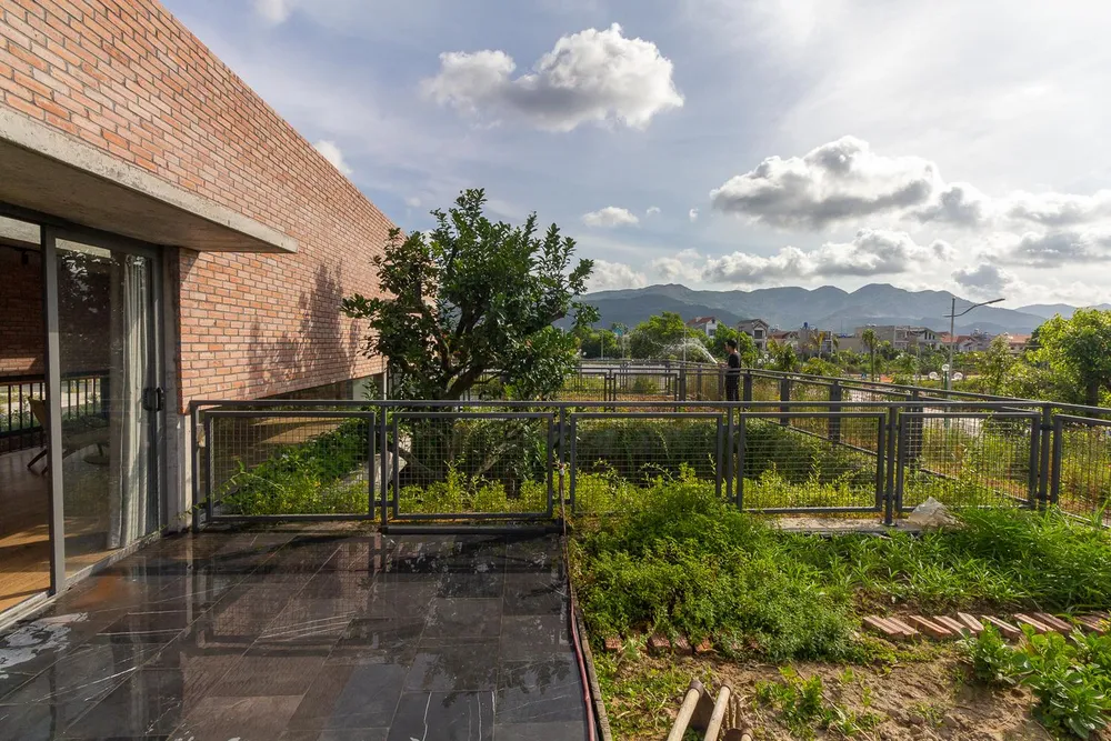 Tầng một có ban công rộng trồng cây xanh và rau, củ, quả cho cả gia đình.