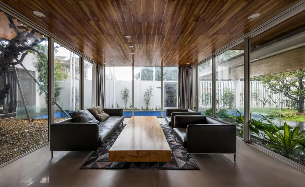 Thiết kế của kiến trúc sư giúp không khí tự nhiên có thể đi dọc theo ngôi nhà thông qua các khoảng trống và giúp giảm độ ẩm cao của môi trường nhiệt đới.