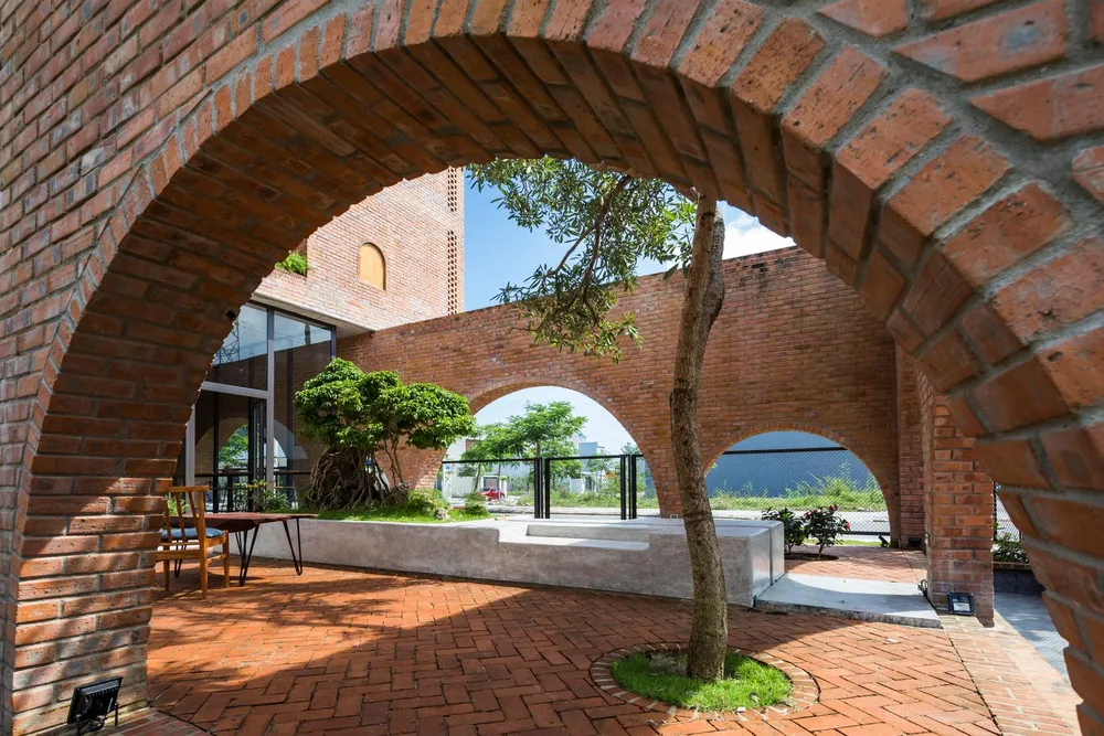 Khu vườn xanh mát kết nối các không gian của khu vực kinh doanh lại với nhau.