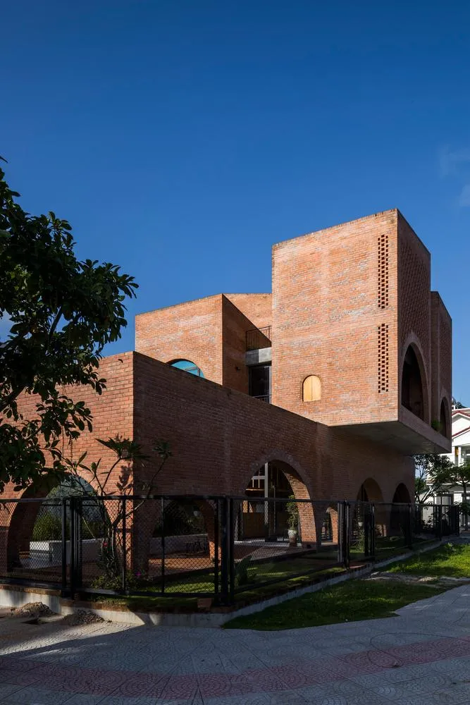 Ngôi nhà được xây dựng cho gia đình gồm bốn người.