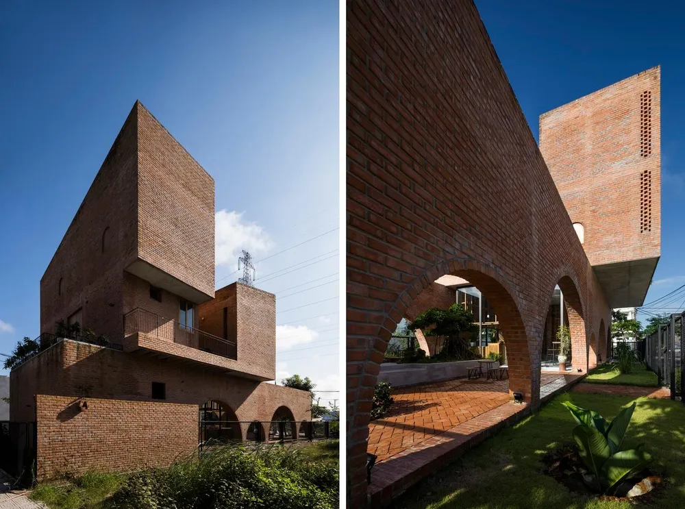 Công trình sử dụng vật liệu quen thuộc là gạch đất sét địa phương. Hình dáng của ngôi nhà gợi nhớ tới đồng hồ Cuckoo.