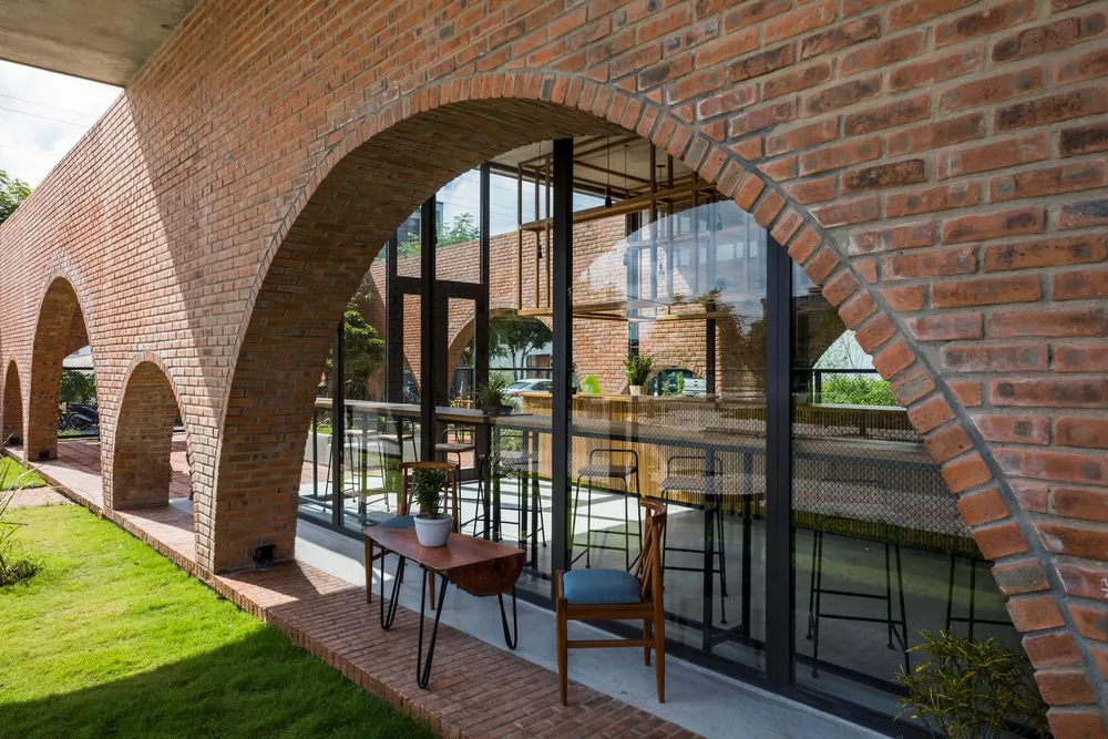 Ngôi nhà gồm ba khối chính và một khối cơ sở. Kiến trúc sư sử dụng khoảng đệm để kết nối ba khối chính.