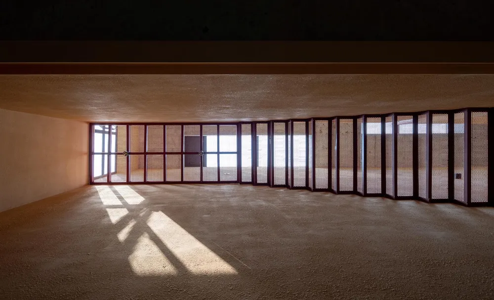 Điểm độc đáo của ngôi nhà là cầu thang bằng lưới, tạo nên hiệu ứng bóng đổ khi ánh sáng xuyên qua.