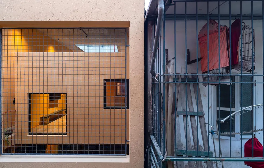 Kiến trúc sư TOOB STUDIO bố trí cửa sắt lưới kết hợp vừa đảm bảo an toàn vừa thông thoáng cho ngôi nhà.