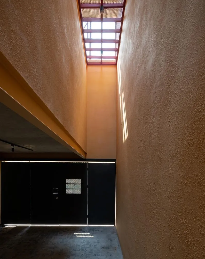 Lối vào nhà lấy sáng từ các khoảng trống.