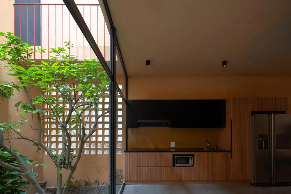 Không gian bếp được đặt sát giếng trời đem lại sự gần gũi với thiên nhiên và độ thông thoáng cho không gian này.