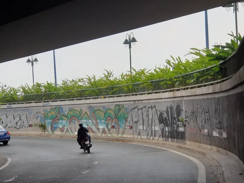 Chân cầu Khánh Hội (quận 1, TP.HCM).