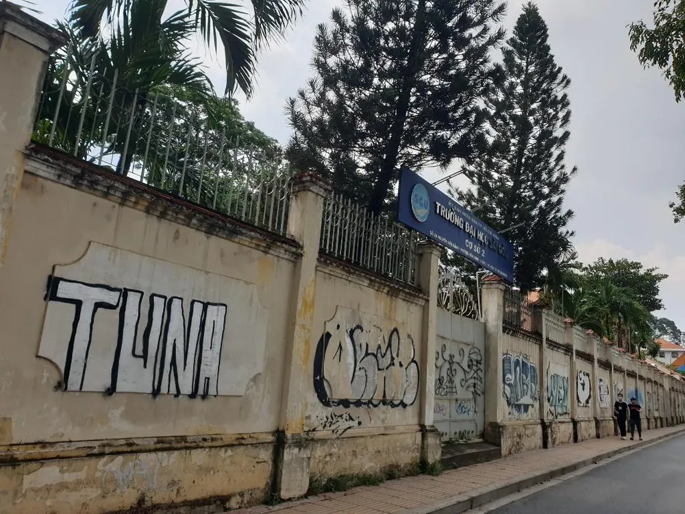 Những bức tường trống của trường Đại học Sài Gòn 2 trên đường Nguyễn Hữu Cảnh cũng bị &quot;trang trí&quot; bởi chi chít các hình vẽ.