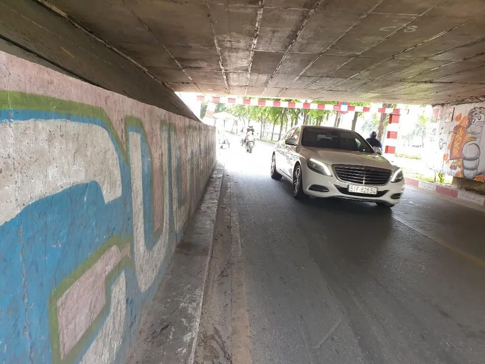 Nhiều thành cầu trên đường Hoàng Sa, Trường Sa bị vẽ bậy.