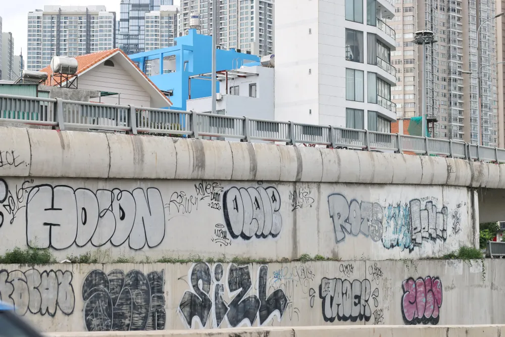 Thành cầu tràn ngập những con chữ chồng lấn lên nhau