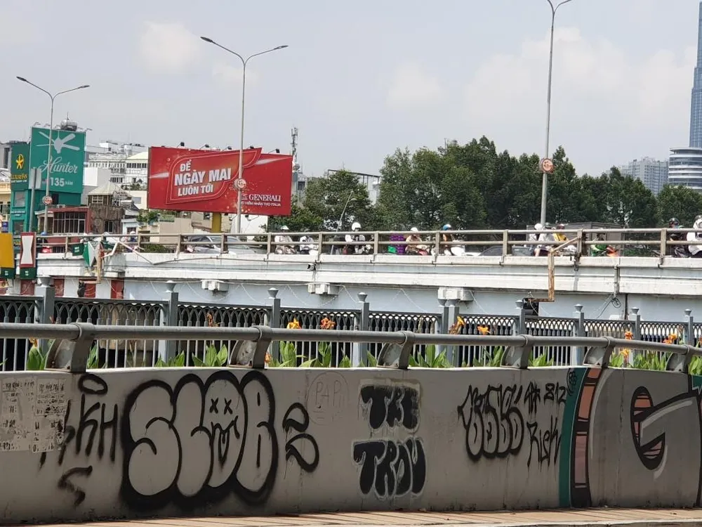 Người dân các khu vực này cho biết những con chữ, hình vẽ đã xuất hiện từ rất lâu.