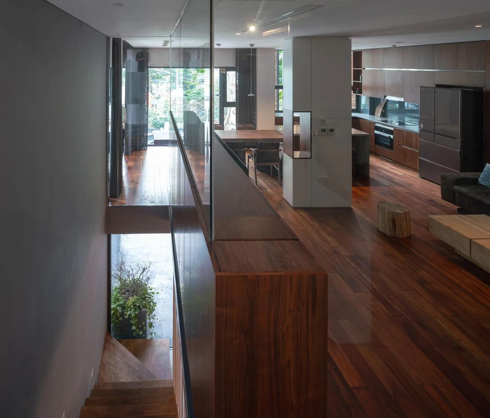 Lan can, vách bằng kính nhằm tạo không gian rộng rãi, thoáng đãng.