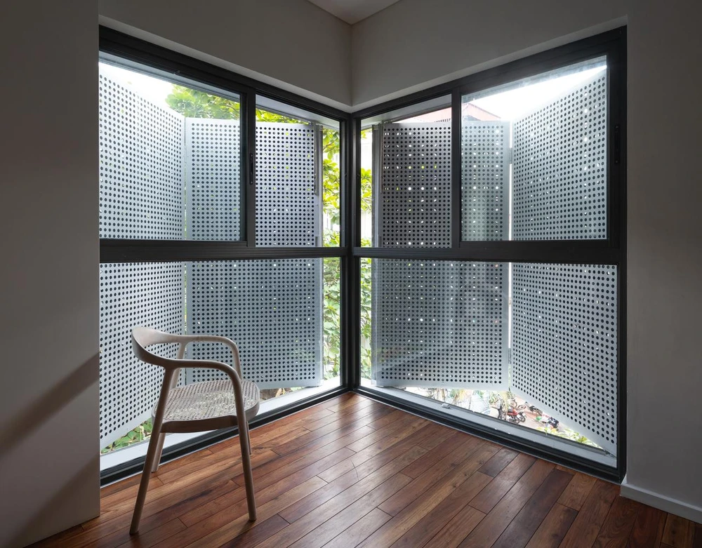 Thiết kế cửa chớp là giải pháp giúp căn nhà đón nắng và đón gió vào nhà.