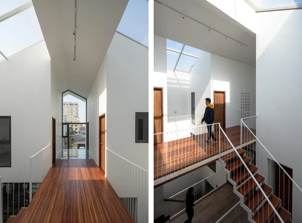 Thiết kế kính đối xứng trên mái nhà giúp ngôi nhà luôn tràn ngập ánh sáng.