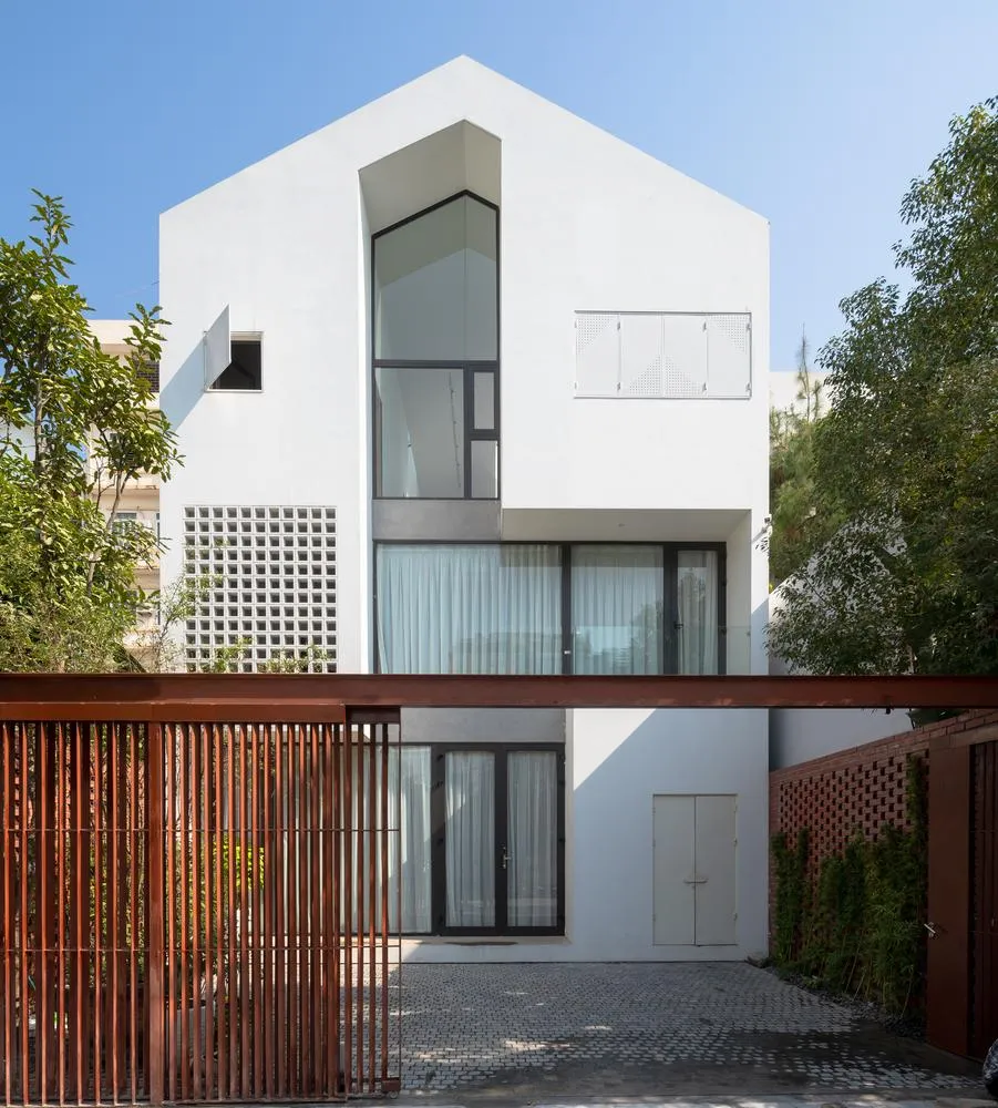 Hạ Long house có diện tích 300 m², tọa lạc tại TP Hạ Long, tỉnh Quảng Ninh.