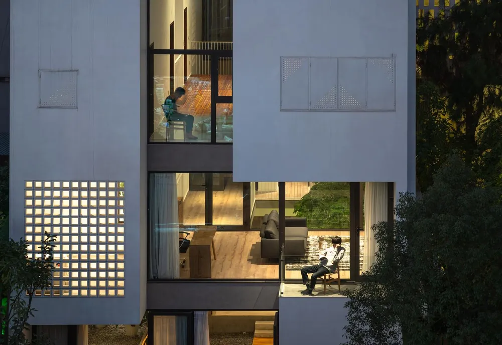 Tận dụng vị trí khu đất gần biển, kiến trúc sư đã thiết kế không gian mở để có thể đón được luồng không khí của biển.