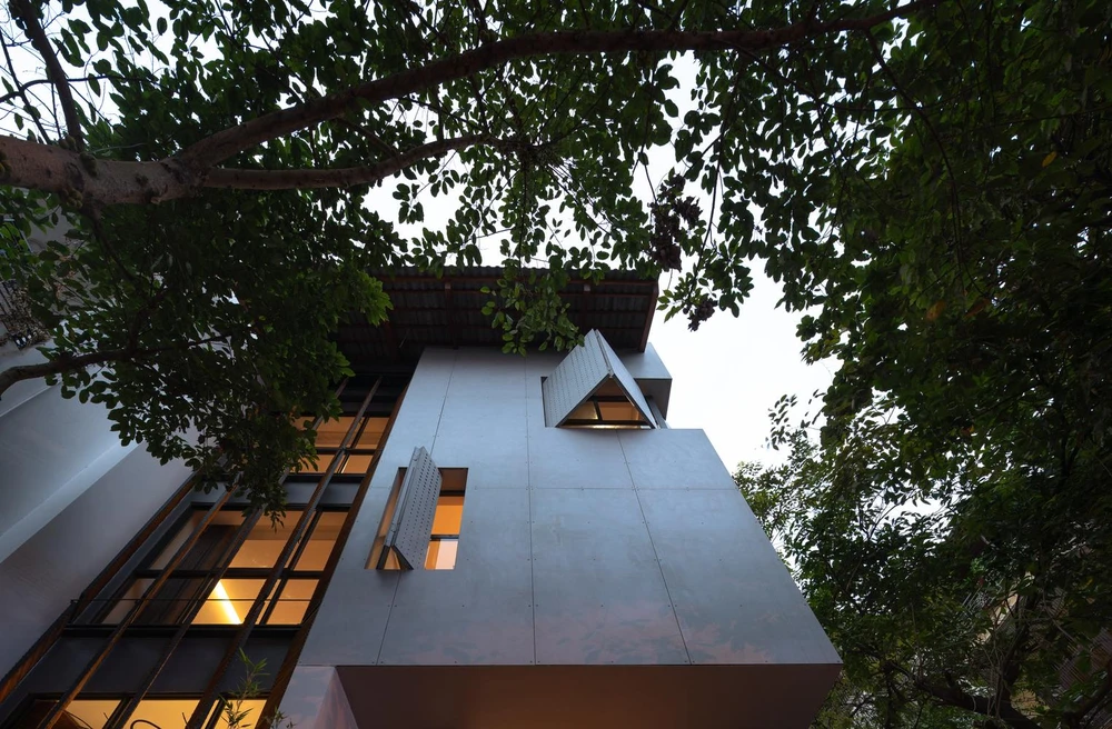 Nét truyền thống còn được thể hiện bởi hình ảnh của cửa nan chớp, cửa bức bàn và các hệ xà gồ lợp ngói.