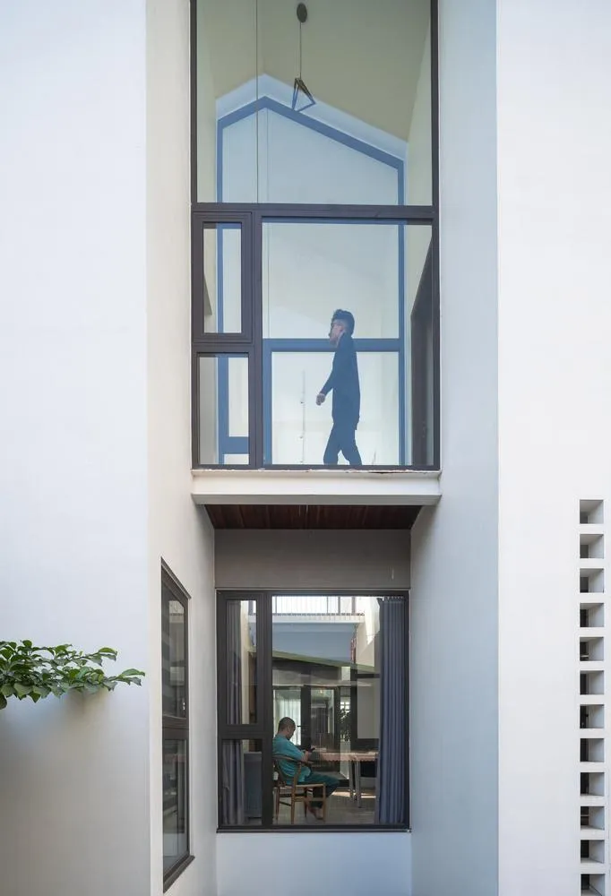 Với thiết kế mở này, những người con dù ở bất cứ tầng nào cũng có thể nhìn thấy bố mẹ.