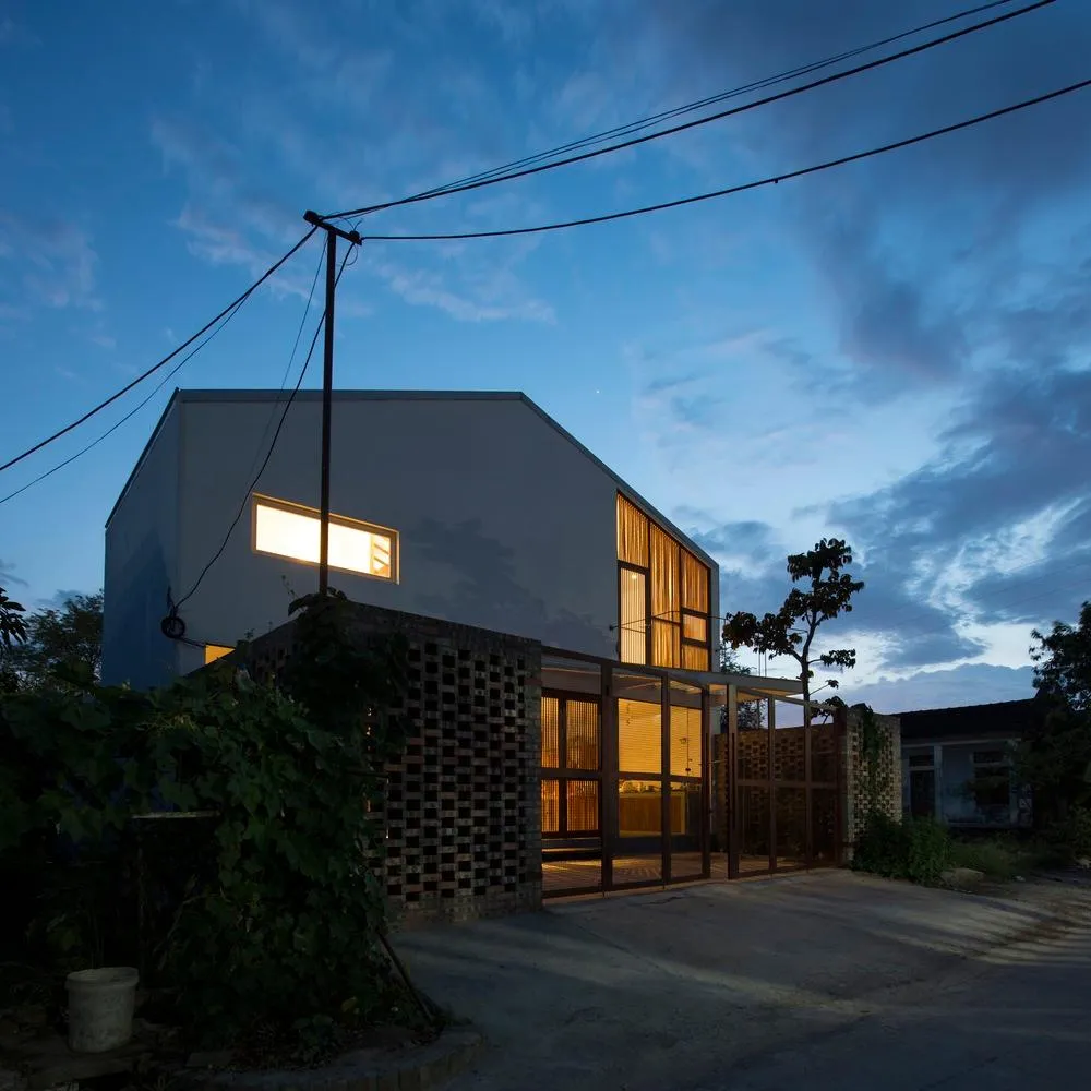 Mặt tiền nhà kiến trúc sư TOOB STUDIO thiết kế gạch có nhiều lỗ hổng nhìn như một tổ ong.