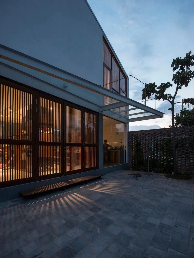 Cách thiết kế gạch như tổ ong giúp nhà thoáng khí, giảm được lượng nhiệt lớn vào nhà.