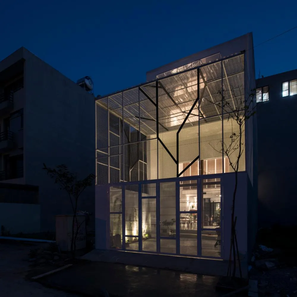 Công trình được xây dựng trên khu đất có kích thước 5 m x 20 m với một mặt thoáng ở TP Hà Nội.