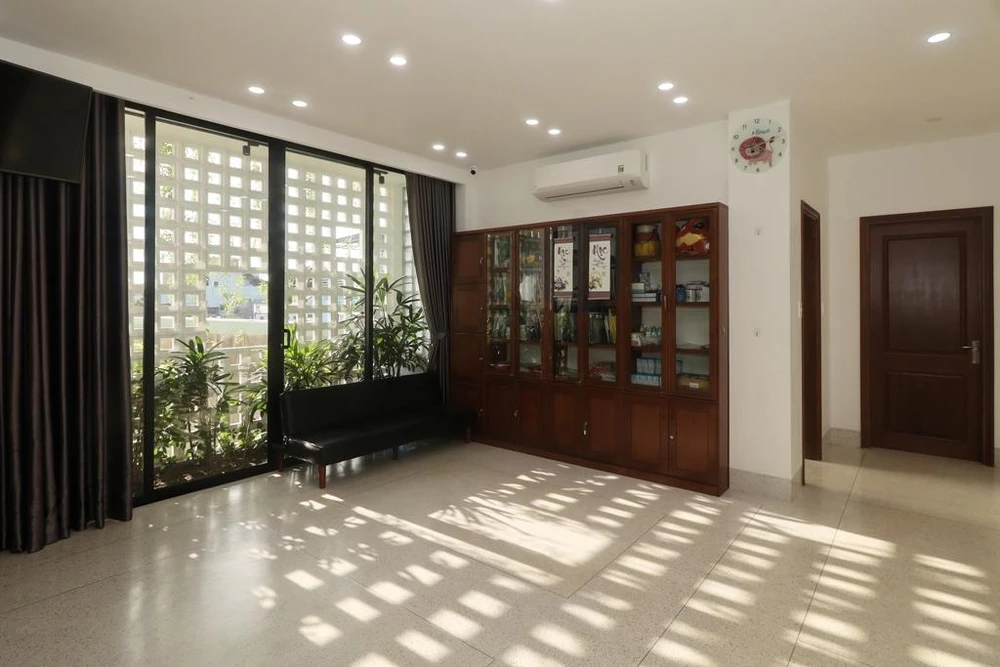 Mặt hướng tây được bố trí các chức năng phụ như vệ sinh, cầu thang, các gian sinh hoạt như phòng gym, phòng học trẻ em được tách biệt bởi ban công cây xanh và hệ tường gạch hoa gió.