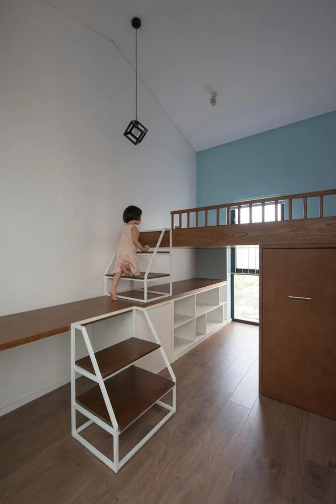 Phòng ngủ của bé thiết kế đơn giản, thông thoáng và tràn ngập ánh sáng.