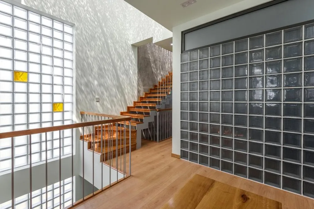 Dù ở nhà phố nhỏ hẹp nhưng qua cách cải tạo của kiến trúc sư, ngôi nhà trở thành tổ ấm lý tưởng.