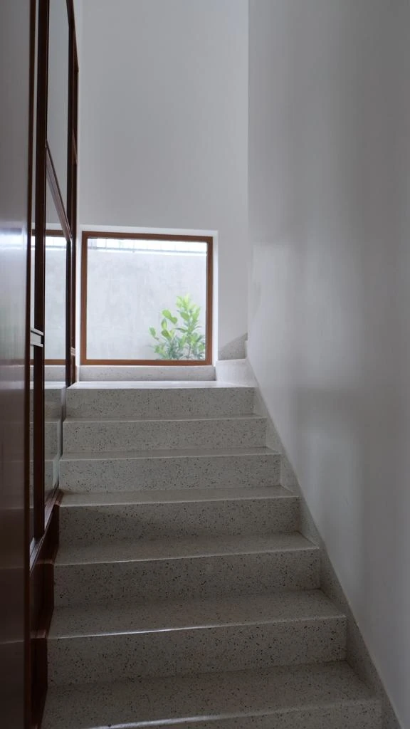 Cầu thang dẫn lên các tầng trên.