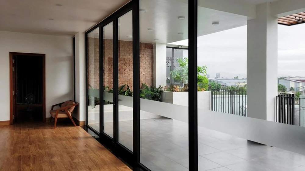 Bằng cách thiết kế của kiến trúc sư ngôi nhà đảm bảo thông gió và ánh sáng.