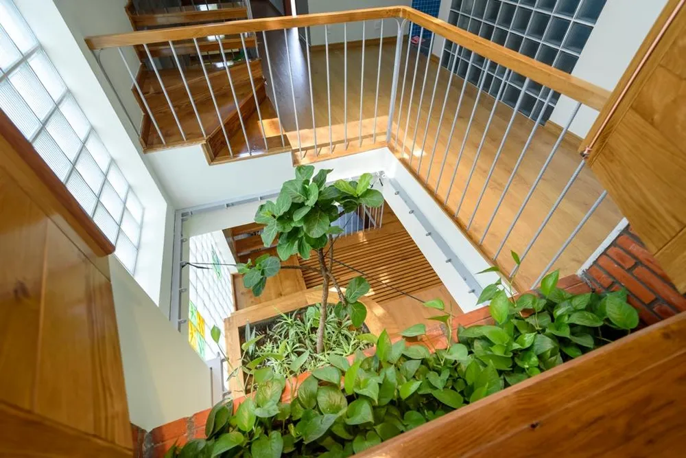 Điểm nhấn của ngôi nhà là một không gian nhỏ nhưng khá đặc biệt, một thông tầng xuyên mái từ khu vệ sinh của phòng ngủ master.