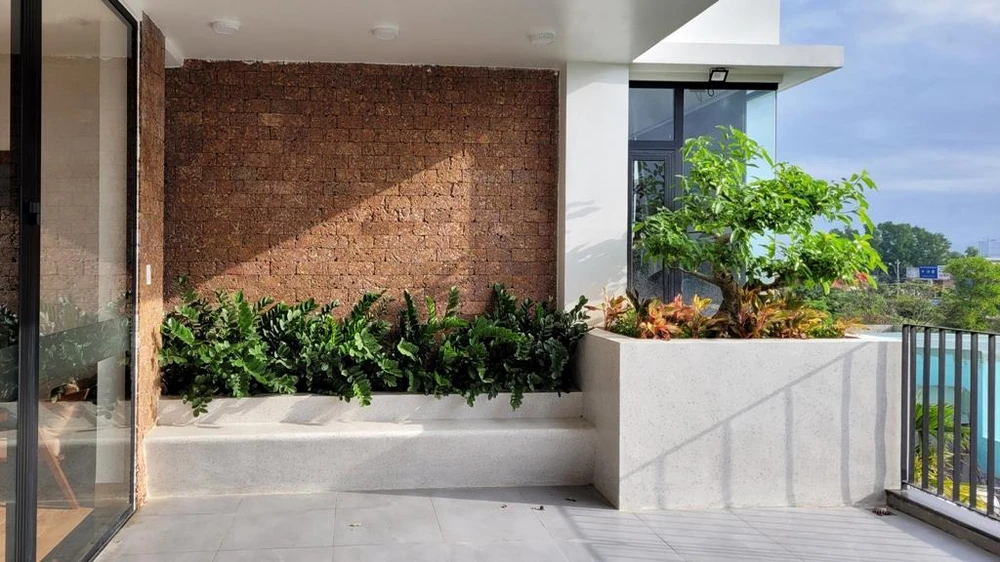 Khoảng ban công rộng để kiến trúc sư bố trí cây xanh tạo nên sự thoáng mát.