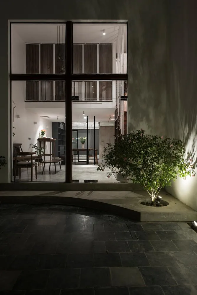 Kiến trúc sư TOOB Studio chừa lại một phần diện tích cho sân trước và sau vừa đảm bảo quy hoạch đô thị vừa giúp cho nhà có khoảng cây xanh mát.