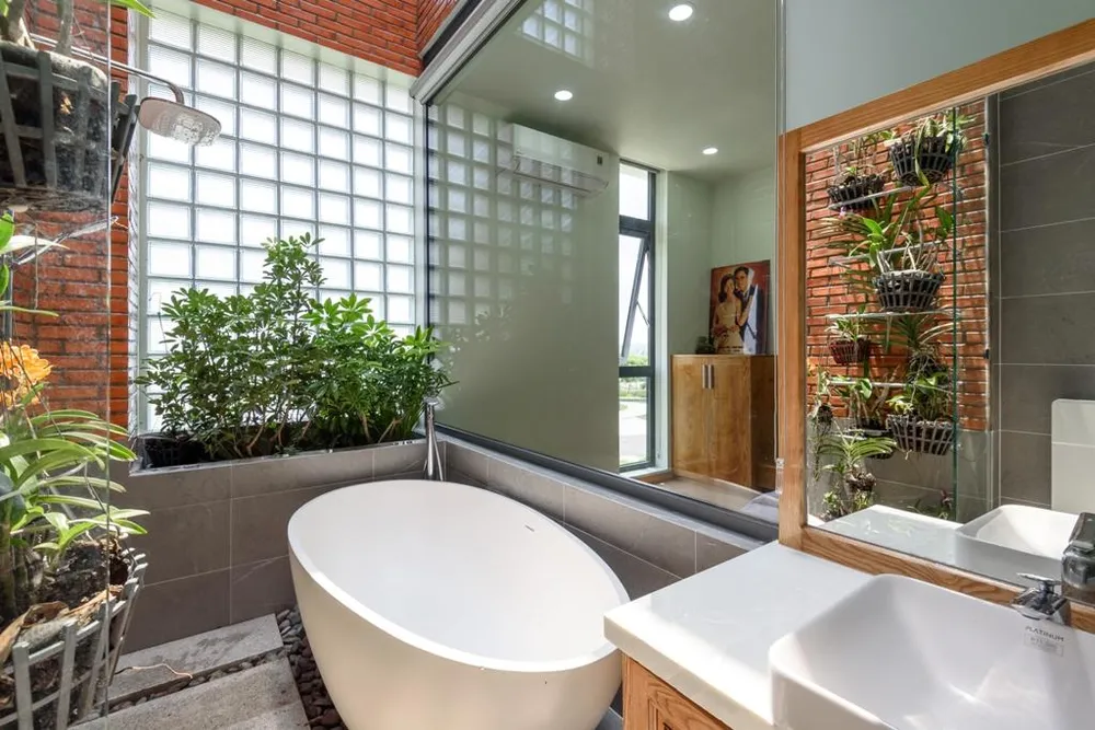 Nhóm thiết kế khéo léo xử lý khu vệ sinh vừa đảm bảo sự kín đáo cho không gian riêng tư.