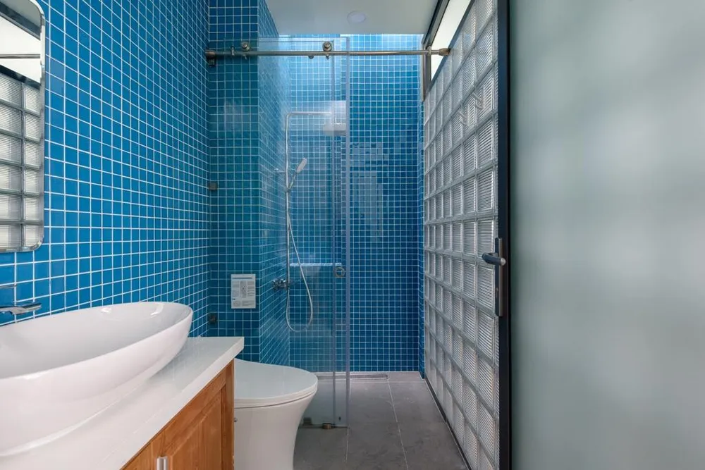 Cách xử lý khéo léo của kiến trúc sư tạo sự kết nối không gian và ánh sáng cho tầng ba và bốn của ngôi nhà.