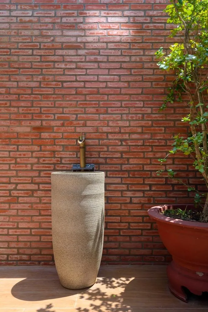 Kiến trúc sư sử dụng nhiều loại vật liệu thô mộc tạo sự sinh động trong mỗi không gian.